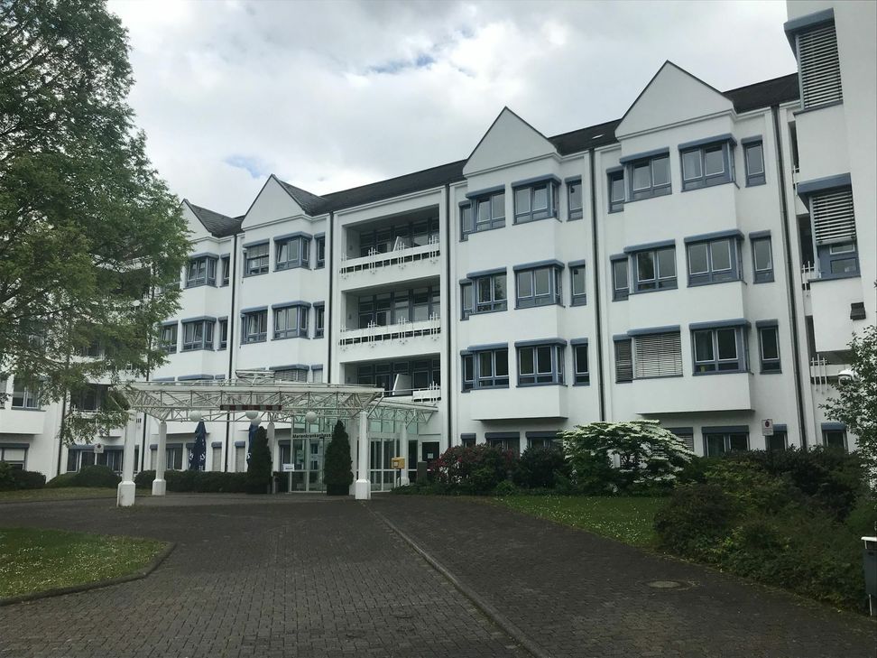 Der Landkreis Cochem-Zell sowie die Verbandsgemeinden Cochem und Zell könnten schon bald die Geschicke der beiden Krankenhäuser in Cochem (Foto) und in Zell mitbestimmen. Ein Einstieg der kommunalen Seite scheint sicher, die beiden größten Fraktionen CDU und SPD sind offenbar für einen Einstieg. Foto: Zender