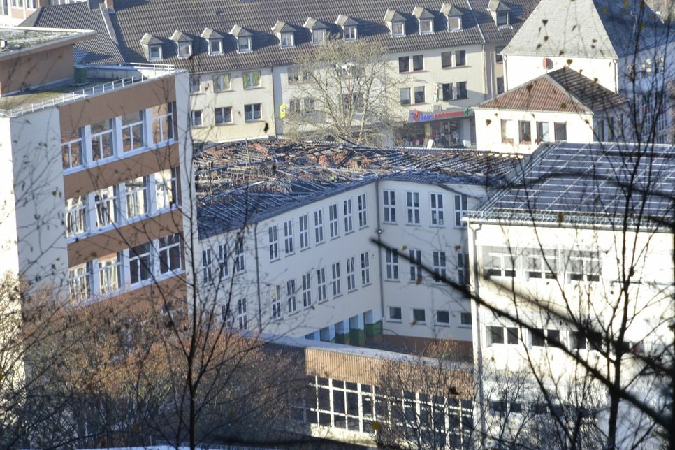 Blick vom Ruppenberg aus auf das Städtische Johannes-Sturmius-Gymnasium. Die Brandspuren sind deutlich erkennbar.  mn-Foto
