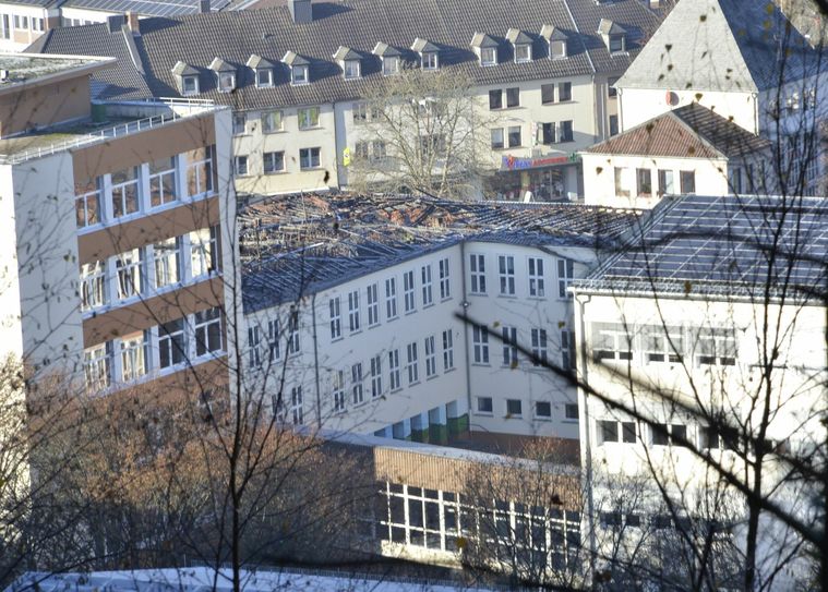 Blick vom Ruppenberg aus auf das Städtische Johannes-Sturmius-Gymnasium. Die Brandspuren sind deutlich erkennbar.  mn-Foto