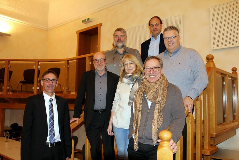 Sie wollen den schnellen Neubau des JSG (v.li. untere Reihe): Der erste Beigeordnete Marcel Wolter, Rolf Hörnchen (FDP), Petra Freche (Bündnis 90/Die Grünen), Gerd Breuer (UWV). Obere Reihe v. li.: JSG-Schulleiter Georg Jöbkes, Wolfgang Heller (SPD) und Jochen Kupp (CDU).  Foto: Stadt Schleiden / Kerstin Wielspütz