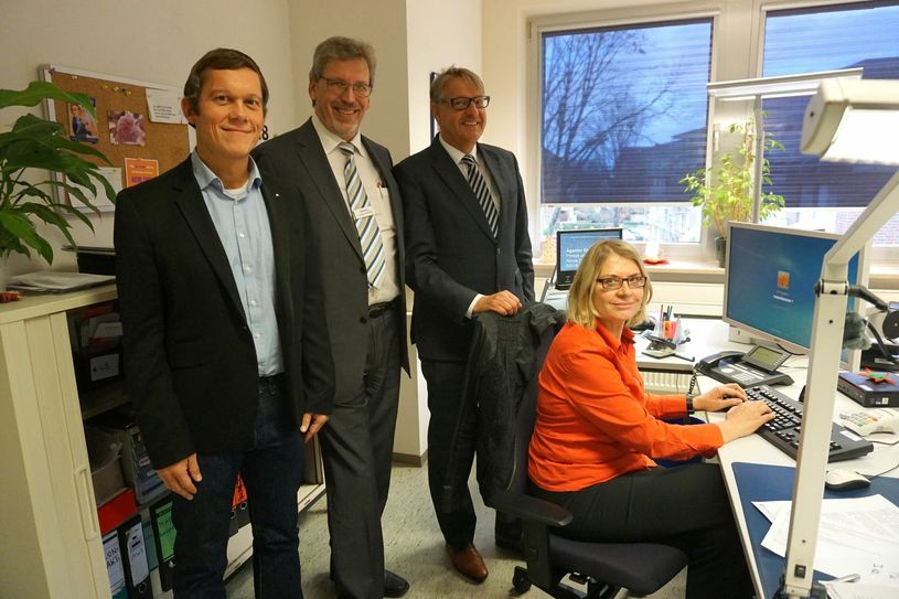 Michael Haußmann, Jürgen Reckers und Rainer Imkamp (v. l.) am Arbeitsplatz von Beate Flaig. Foto: Breuer
