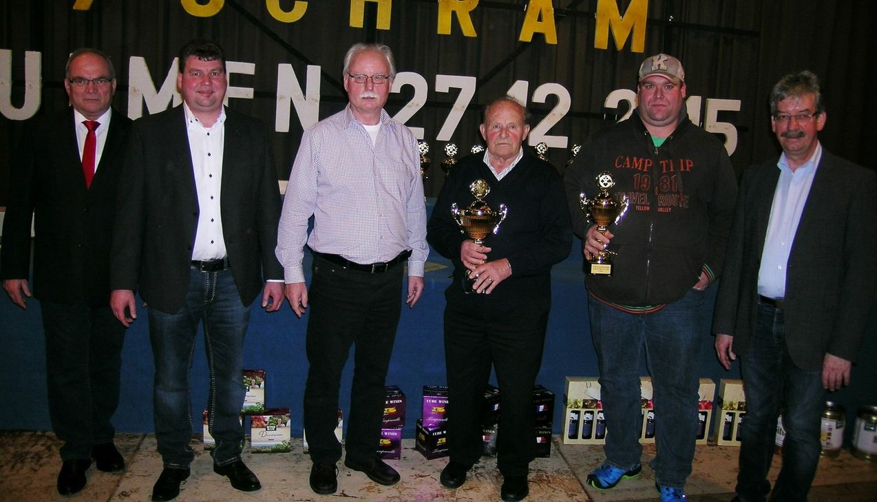 Heinrich Michels aus Hambuch (4. von links) ist der neue Rheinlandmeister im 7-Schräm. Er siegte per Losentscheid vor Stefan Hoffmann aus Kottenheim (2. von rechts).