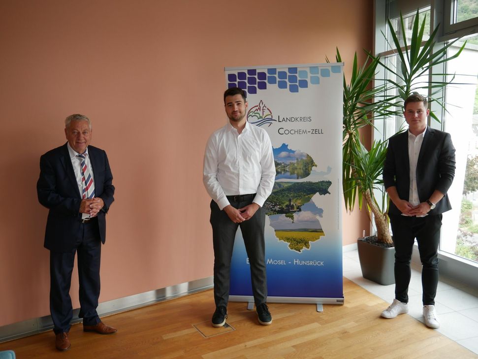 Landrat Manfred Schnur beglückwünschte Daniel Schauf und Robin Scheidweiler, die ihre Ausbildung als Beste in Rheinland-Pfalz abgeschlossen haben.