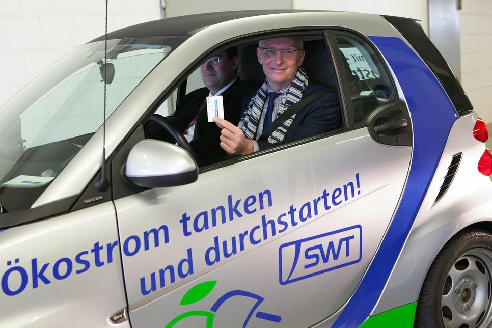 Oberbürgermeister Wolfram Leibe und SWT-Projektleiter Jan Liebhäuser (hinten). Foto: SWT