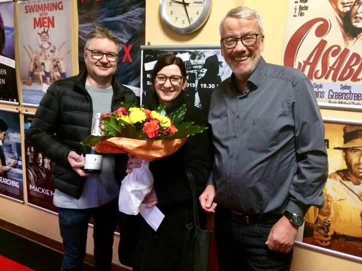 Maria Sütterlin ist die 1000. Besucherin des KulturKinos Kaimt. Ganz zur Freude ihres Mannes Frank (links) gratulierte der Vorsitzende des KulturKinos, Günter Scheid, der Jubilarin.