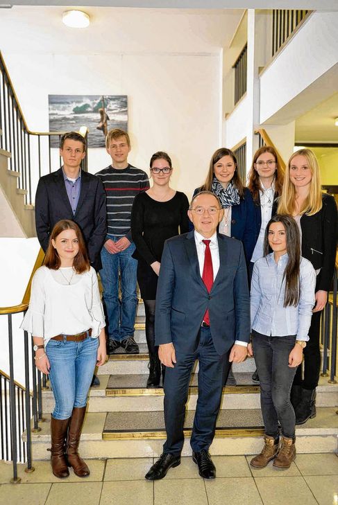 Besuch der Prüfungsbesten, zu denen auch die beim Finanzamt Euskirchen ausgebildete Weronika Senio gehört, beim Finanzminister Norbert Walter-Borjans.