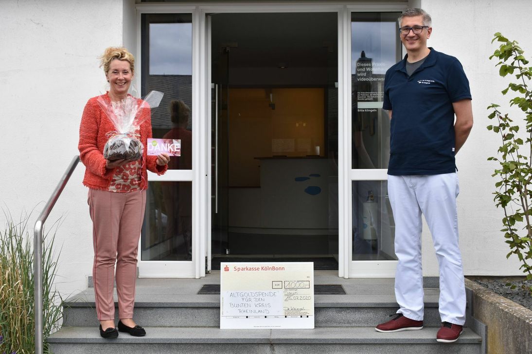 Inka Orth (v.l.) nahm den Spendenscheck von Zahnarzt Dr. Ralf Kriegel in seiner Dauner Praxis entgegen. Foto: Woltmann