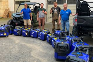 Kurz nach der Flut gaben Marcel Driessen (v.l.), Michael Schmitz, Peter Lehmann und Georg Schmitz die Aggregate weiter.