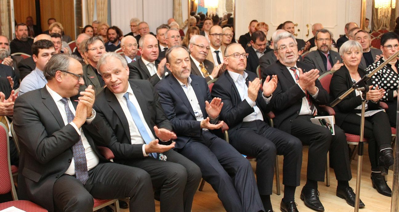 Gäste aus Politik und Gesellschaft saßen mit dem Handwerk in der ersten Reihe. Zum Neujahrsempfang werden Kreishandwerkerschaft und Handwerkskammer gemeinsam mit Sponsoren und der Arbeitsagentur die Nachwuchswerbung intensivieren. Applaus bekamen die „silbernen“ Meister-Jubilare und die besonders erfolgreichen Azubis im Leistungswettbewerb.