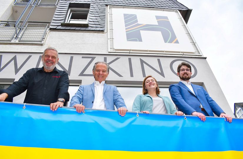 Unter dem Filmfest-Logo (v.l.): Pro-Winzler Klaus Endres, Bürgermeister Dr. Andreas Nikolay, Kulturministerin Katharina Binz und Kurator Lukas M. Dominik freuen sich auf den Start.
