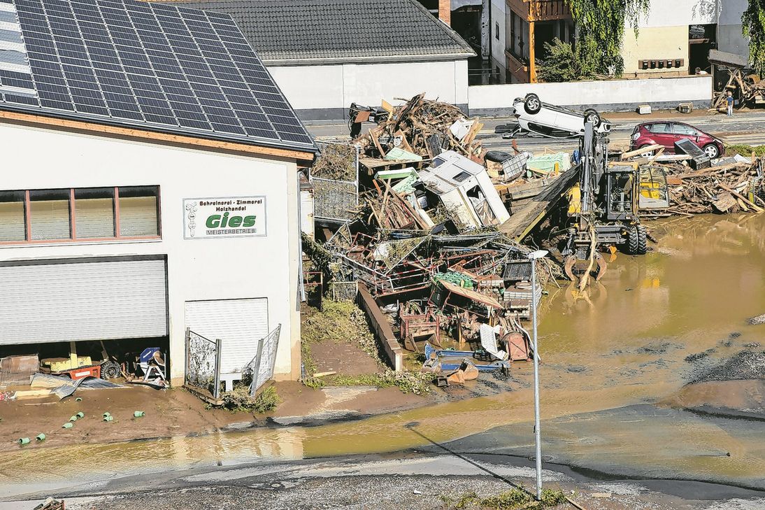 Die Dernauer Zimmerei Gies am Tag nach der nächtlichen Flut. »Handwerk hilft« sammelte für betroffene Handwerker Spenden, die nun zielgenau ausgezahlt werden.