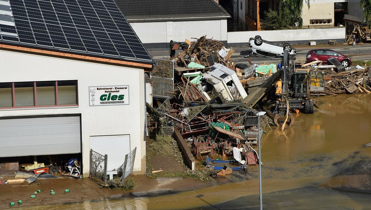 Die Dernauer Zimmerei Gies am Tag nach der nächtlichen Flut. »Handwerk hilft« sammelte für betroffene Handwerker Spenden, die nun zielgenau ausgezahlt werden.