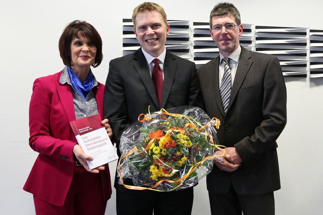 Wissenschaftsministerin Vera Reiß verlieh den Lehrpreis des Landes an Prof. Michael Schneider (Mitte).  Universitätspräsident Prof. Michael Jäckel gratulierte. Foto: Uni Trier