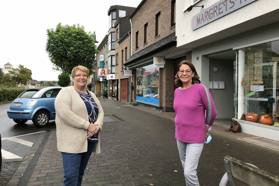 Für Margret Eich (li.) und Petra Himmrich, Vorsitzende sowie Geschäftsführerin vom Stadtmarketing „Mechernich Aktiv“, hat Heimat shoppen viel mit Nachhaltigkeit zu tun. mn-Foto