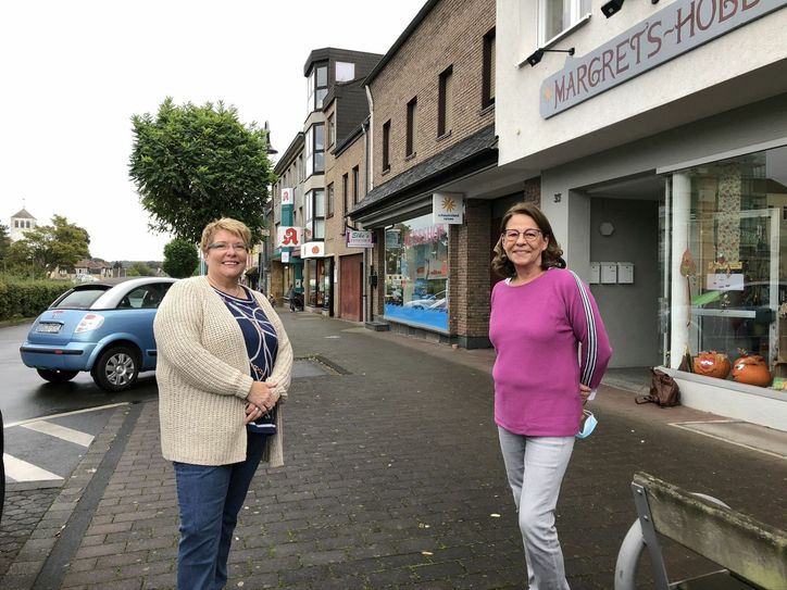 Für Margret Eich (li.) und Petra Himmrich, Vorsitzende sowie Geschäftsführerin vom Stadtmarketing „Mechernich Aktiv“, hat Heimat shoppen viel mit Nachhaltigkeit zu tun. mn-Foto