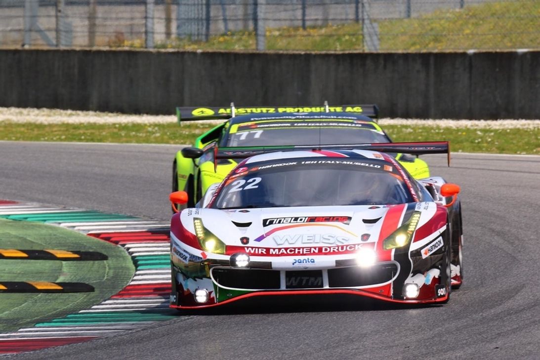 Die 12 Stunden von Mugello sehen den Ferrari 488 GT3 »Luigi« bei seiner Premiere auf Platz neun. Das Schwesterfahrzeug scheidet nach Technikproblemen aus. Foto: WochenSpiegel Team Monschau