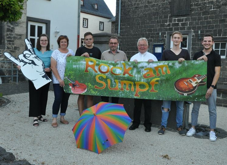 Freuen sich auf die 7. Auflage des Benefizevents »Rock am Sumpf« (v. l.): Laura Berresheim, Sandra Dietrich Fuchs, Tim fuchs, der Schirmherr SGD-Präsident Wolfgang Treis, Pastor Ralf Birkenheier, Noah Waldecker und Lukas Ellerich.