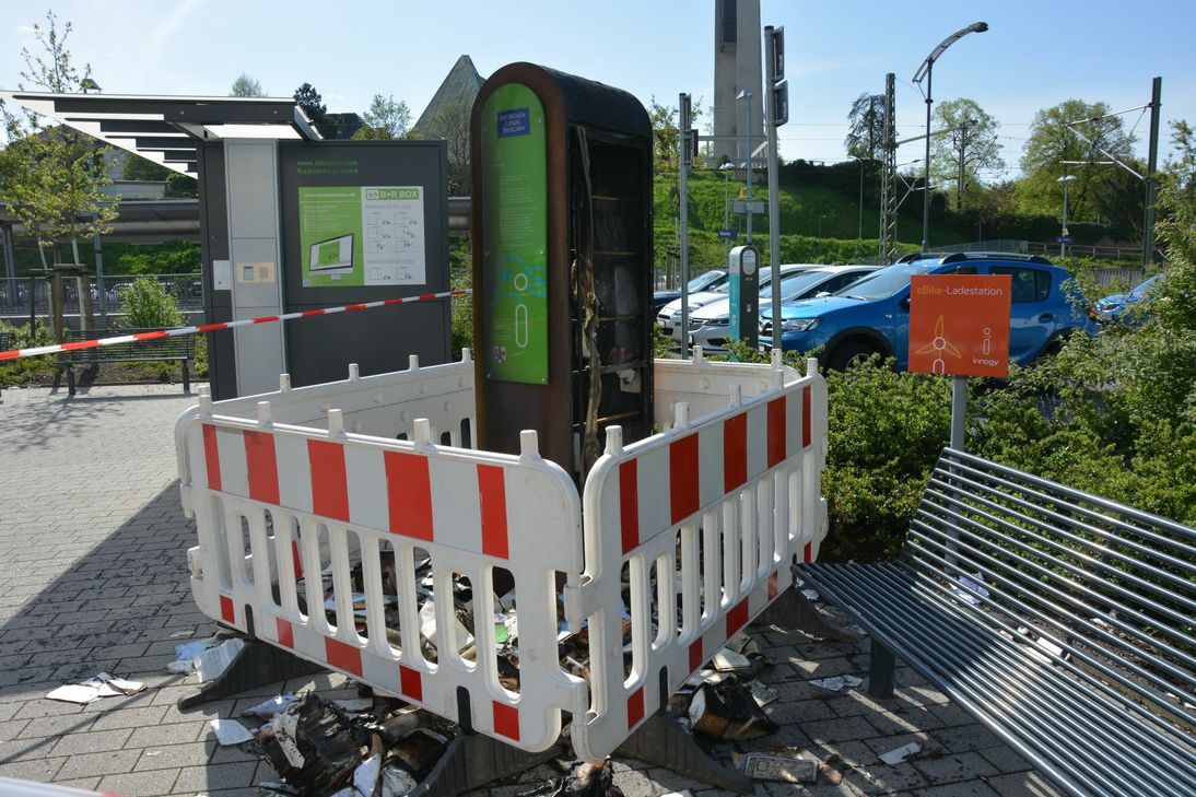 Der Bücherschrank ist bei dem Feuer komplett zerstört worden. Foto: Stadt Konz