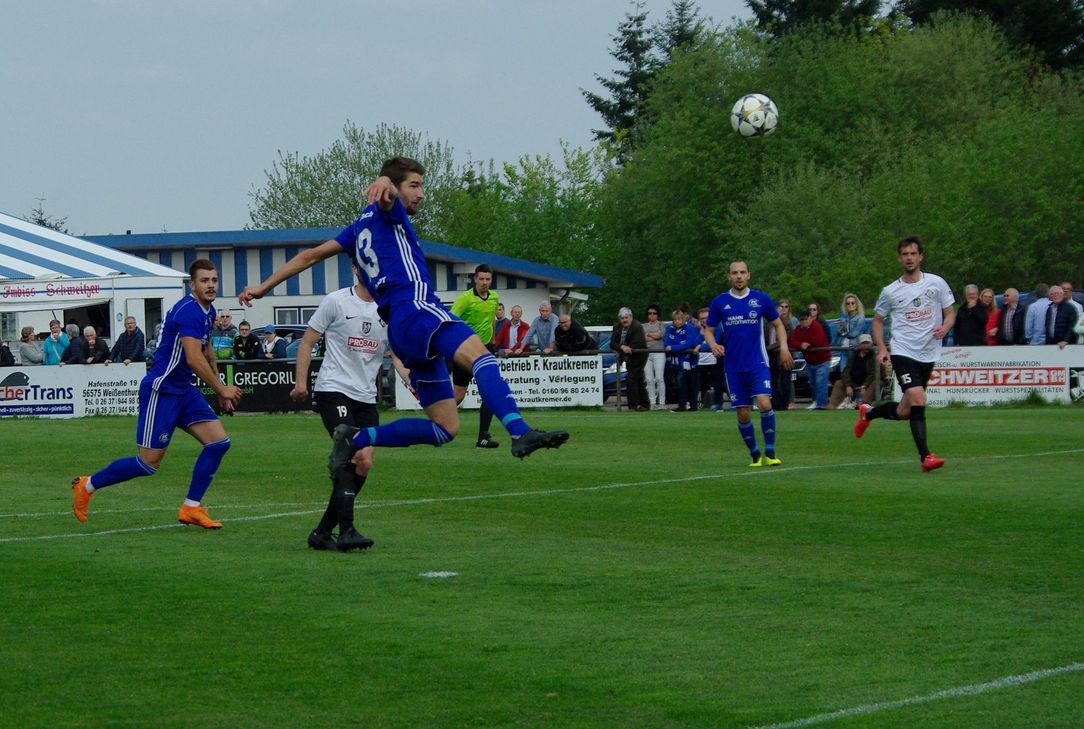 Mit dieser fast artistischen Leistung hätte David Eberhard (13) den FC Karbach in der 17. Minute fast in Führung gebracht. Am Ende siegte aber die Arminia aus Ludwigshafen mit 0:1. (Foto: Arno Boes)