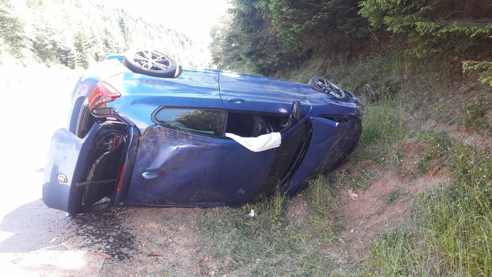 Zwischen Schweich und Hermeskeil (Kreis Trier-Saarburg) hat sich am Montagnachmittag auf der A 1 ein Auto überschlagen. Ersten Informationen zufolge seien vier Menschen verletzt worden. Foto: Agentur Siko