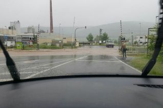 Der Monzinger Bahnübergang steht unter Wasser. Foto: Schmitt