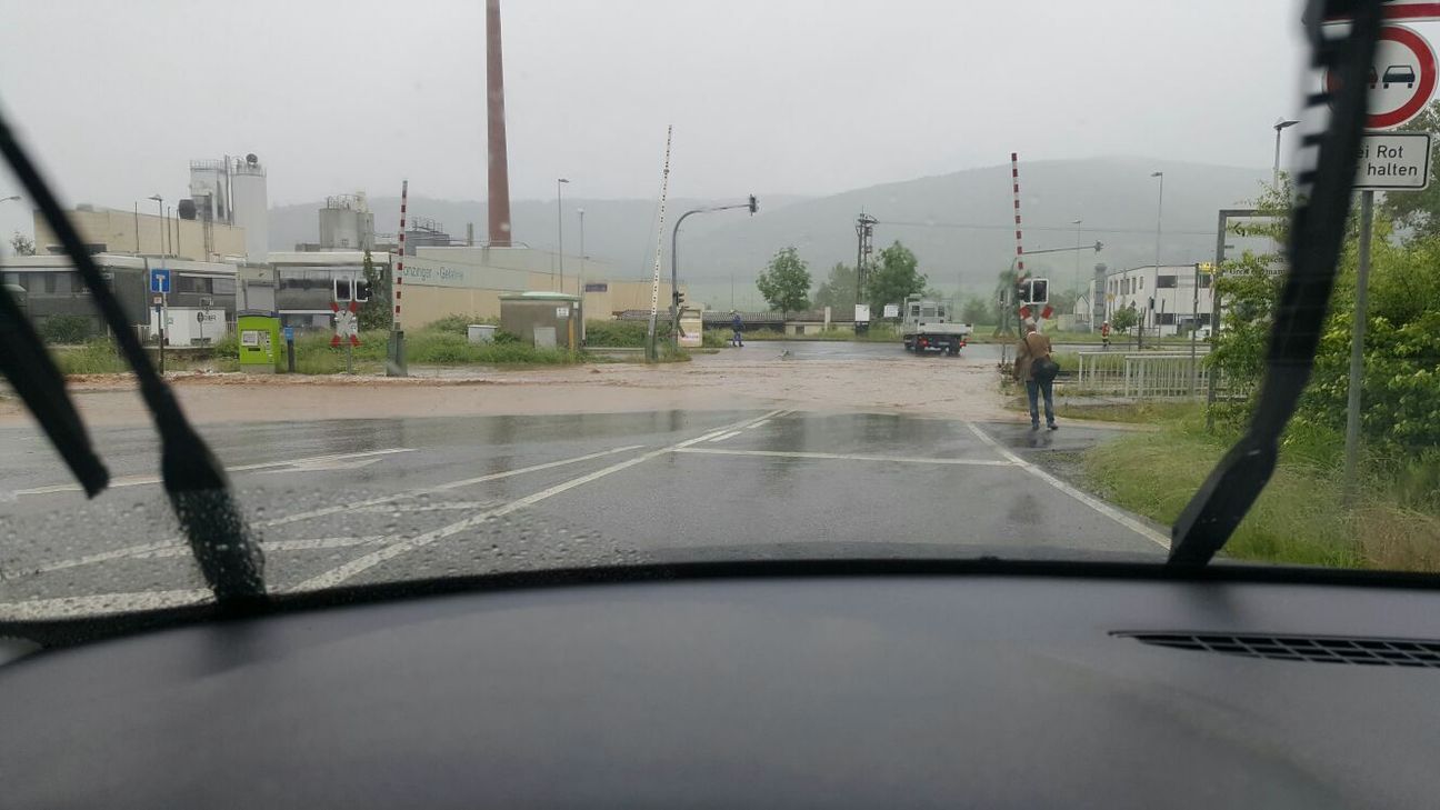 Der Monzinger Bahnübergang steht unter Wasser. Foto: Schmitt