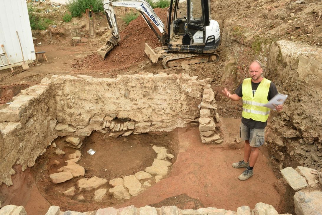 Grabungsleiter Stefan Ciesielski arbeitet den in der Grabungsstelle im Herzen von Remagen. Die Archäologen konnten dabei sensationelle Forschungsergebnisse herausarbeiten. Foto: Tim Nolden