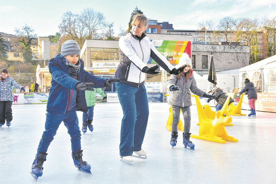 Gerne nahmen die Kids die Hinweise von Eislauf-Profi Marina Kielmann an und probierten ihre Tipps gleich aus.