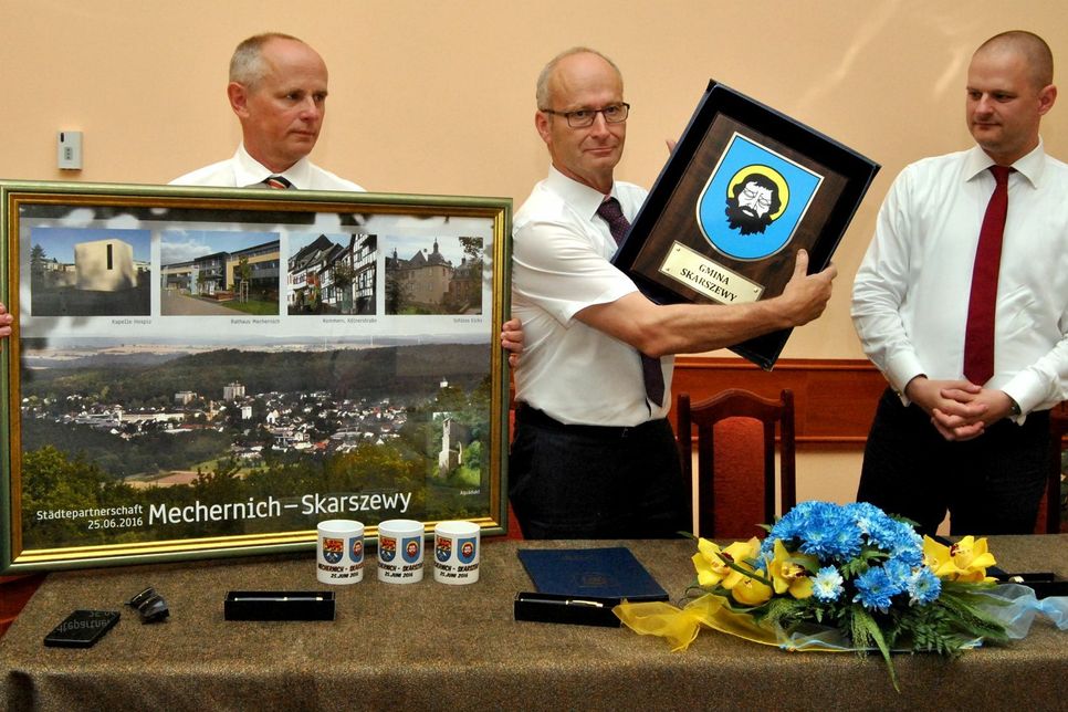 Gastgeschenke wurden ausgetauscht: ein Bild mit prägnanten Ansichten aus dem Mechernicher Stadtgebiet und das Wappen der Stadt Skarszwey. Fotos: Renate Hotse/pp