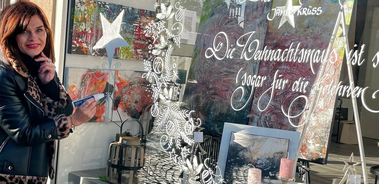 Heike Berressem gestaltet das Auftaktfenster »1. Dezember« bei »Steel Art« am oberen Marktplatz.