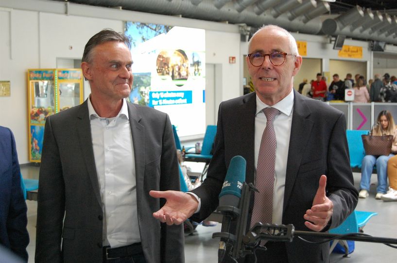 Insolvenzverfahren erfolgreich beendet: Der Flughafen Hahn ist raus aus den roten Zahlen. Darauf wollen der Triwo-Vorstandsvorsitzende Peter Adrian (r.) und Flughafen-Geschäftsführer Rüdiger Franke aufbauen.