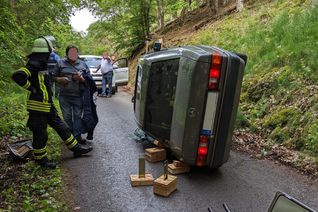 Die Helfer der Feuerwehr konnten die Unfallfahrerin durchs Schiebedach befreien. Glücklicherweise kam sie mit leichten Blessuren davon.