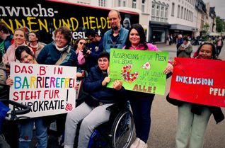 Die Teilnehmenden aus dem Bildungsbereich der Westeifel Werke (Weinsheim) beim europäischen Protesttag in Trier.