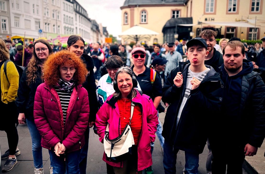 Die Teilnehmenden aus dem Bildungsbereich der Westeifel Werke (Weinsheim) beim europäischen Protesttag in Trier.
