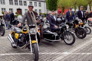 Wolfgang Meyer (li.) freute sich, dass wieder so viele Gentlemen mit ihren Motorrädern nach Gemünd gekommen waren.