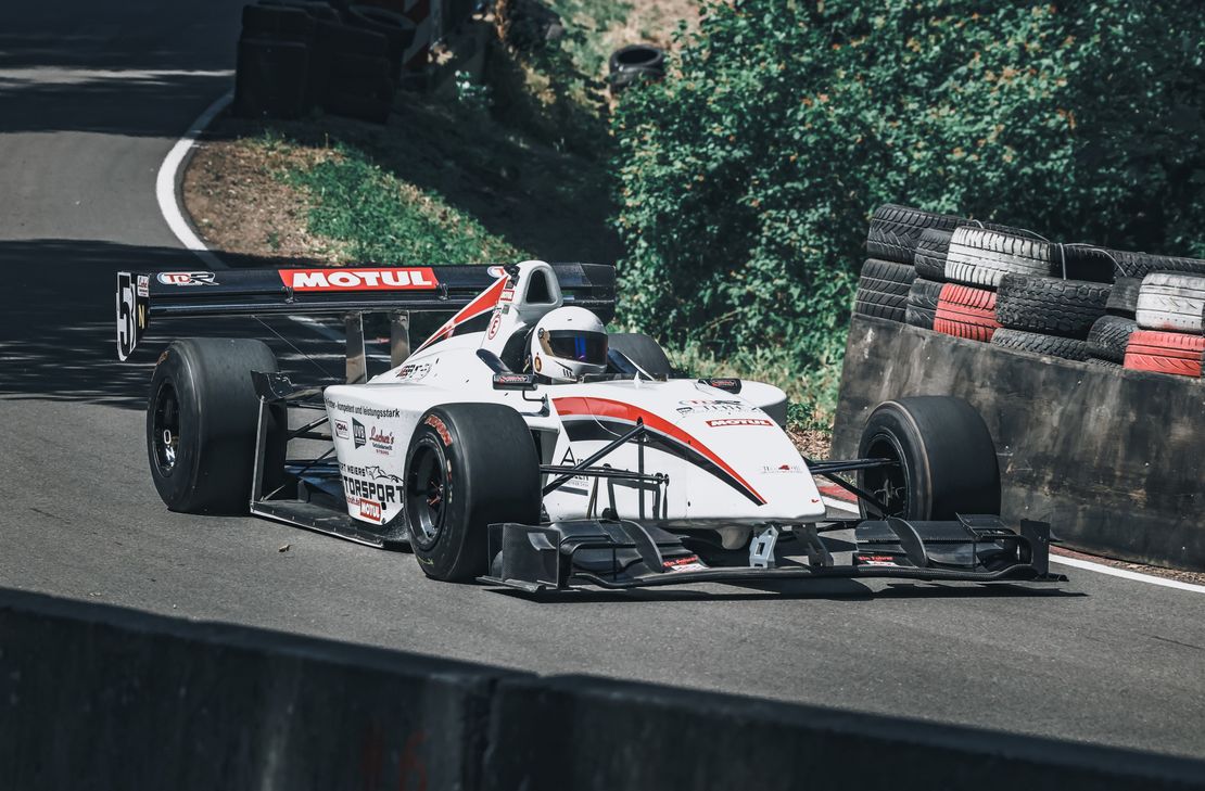 Robert Meiers fährt seit über 35 Jahren Bergrennen. Sein Bolide: der Dallara World Series 3.0.