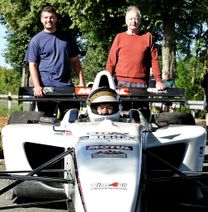 Robert Meiers (Mitte) mit seinem langjährigen Mechaniker Jan Schmitz (links) und Jean-Pierre Candas bei einem seiner Rennen. Robert Meiers krönte seine Saison mit dem Gesamtsieg in der Kategorie 2 der belgischen Bergmeisterschaft für Rennsportfahrzeuge.