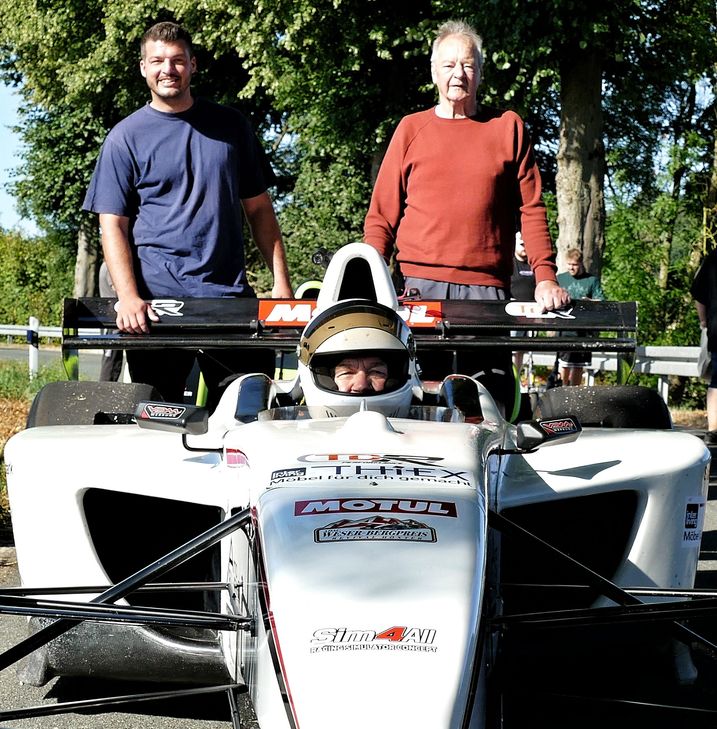 Robert Meiers (Mitte) mit seinem langjährigen Mechaniker Jan Schmitz (links) und Jean-Pierre Candas bei einem seiner Rennen. Robert Meiers krönte seine Saison mit dem Gesamtsieg in der Kategorie 2 der belgischen Bergmeisterschaft für Rennsportfahrzeuge.
