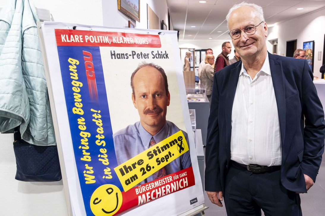 Wie die Zeit vergeht: Bürgermeister Dr. Hans-Peter Schick vor dem Wahlplakat, mit dem er 1999 erstmals um die Stimmen der Mechernicher warb.
Foto: Ronald Larmann/pp/Agentur ProfiPress