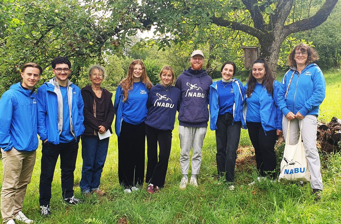 Andrea Frings von der Trierer NAJU-Gruppe (3.v.l.) und Sonja Naumann, zuständig für das Flächenkataster des NABU Region Trier (1.v.r.), mit den jungen Leuten auf der vom NABU gepflegten Streuobstwiese im Trierer Tiergartental.