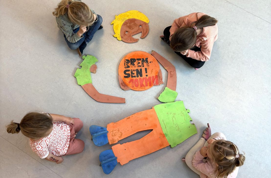 Die Wiesenzauber-Kinder sind traurig und wütend, dass ihre Warnfiguren vor der Kita zerstört wurde.