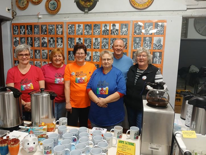 Die Organisatorinnen der Initiative „Sei ein Mensch“ beim Austausch in der Schützenhalle.