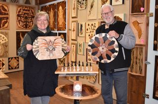 Wie der Vater, so die Tochter: Corinna Schmeißer und Heinz Echtermann teilen seit 40 Jahren die Intarsien-Leidenschaft.