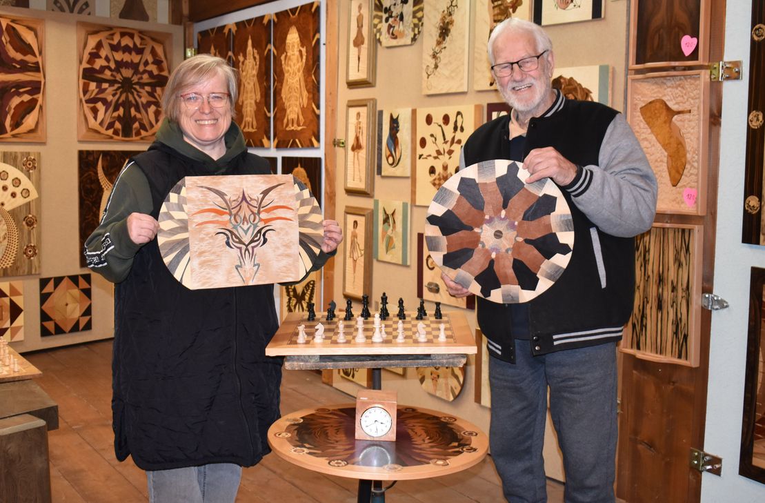 Wie der Vater, so die Tochter: Corinna Schmeißer und Heinz Echtermann teilen seit 40 Jahren die Intarsien-Leidenschaft.