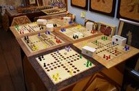 Auch Spielbretter kann man aus Intarsien erstellen.