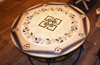 Intarsien können auch Tische verschönern.