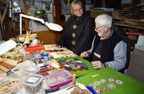 Corinna Schmeißer und Heinz Echtermann in der Werkstatt.