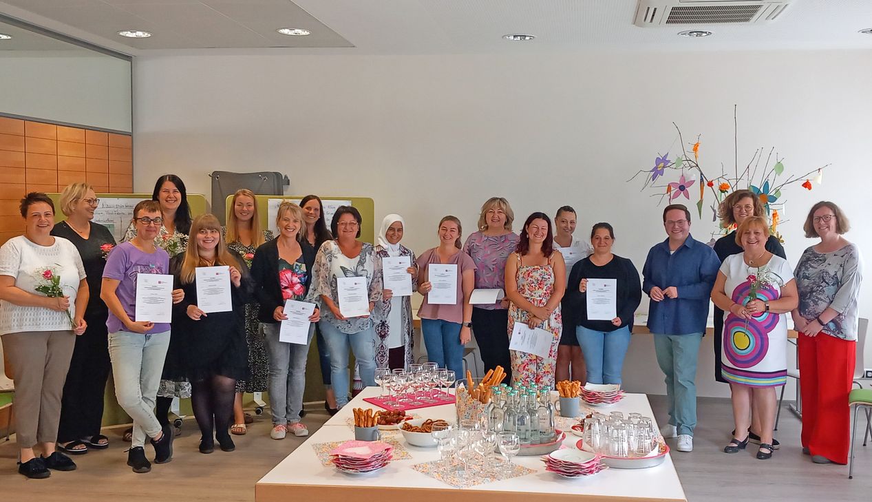 Der Erste Kreisbeigeordnete Pascal Badziong (4. v. r.) gratulierte den Teilnehmerinnen zu ihrer bestandenen Zwischenprüfung.