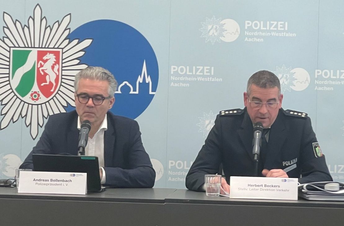 Der Polizeipräsident i.V., Andreas Bollenbach (l.), und Herbert Beckers von der Direktion Verkehr der Aachen Polizei stellten die Unfallstatistik für 2023 vor.