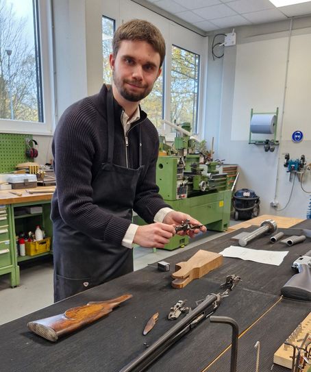 Jonas Bastgen ist der einzige Büchsenmacherlehrling in der Region Trier.